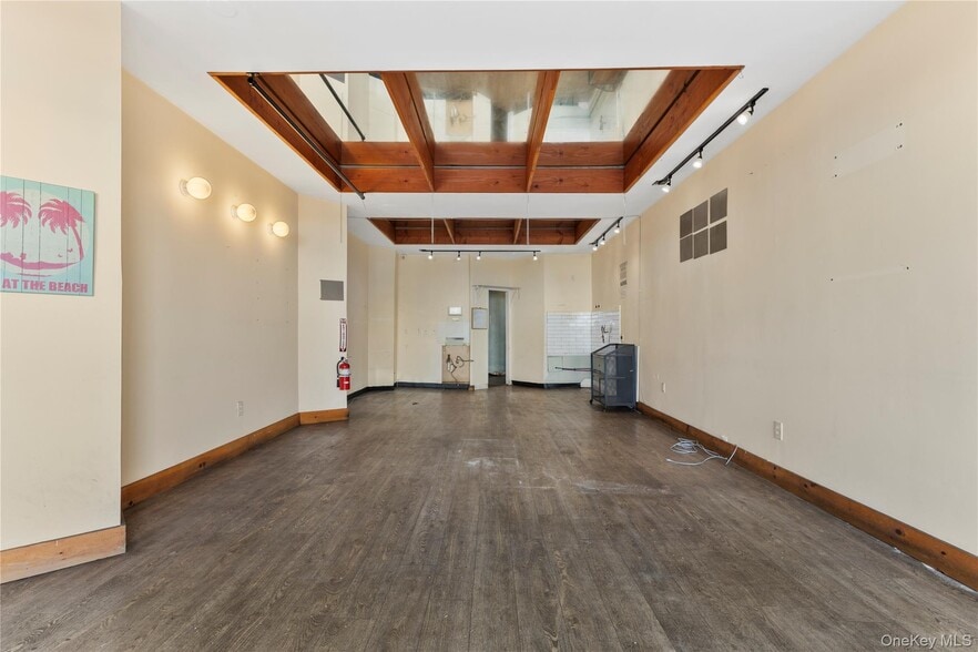 1048 W Beech St, East Atlantic Beach, NY à louer - Photo intérieure - Image 3 de 11