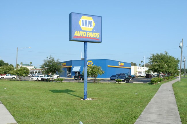 Plus de détails pour 2675 54th Ave N, Saint Petersburg, FL - Commerce de détail à louer