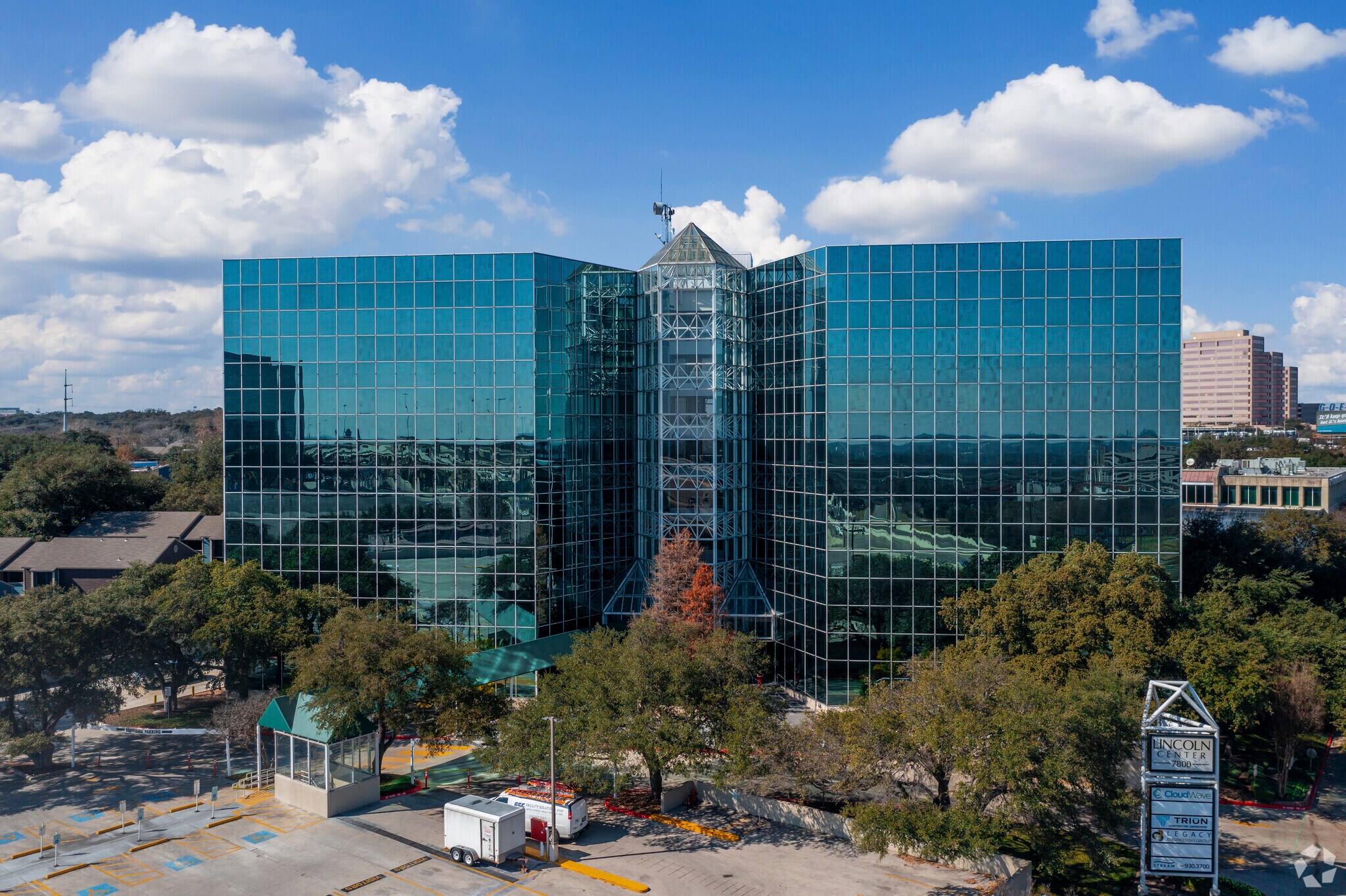 7800 W IH-10, San Antonio, TX à louer Photo du bâtiment- Image 1 de 22