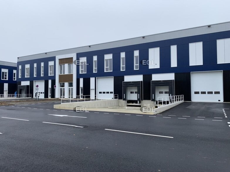 Flex in Moissy-Cramayel for lease - Building Photo - Image 1 of 8