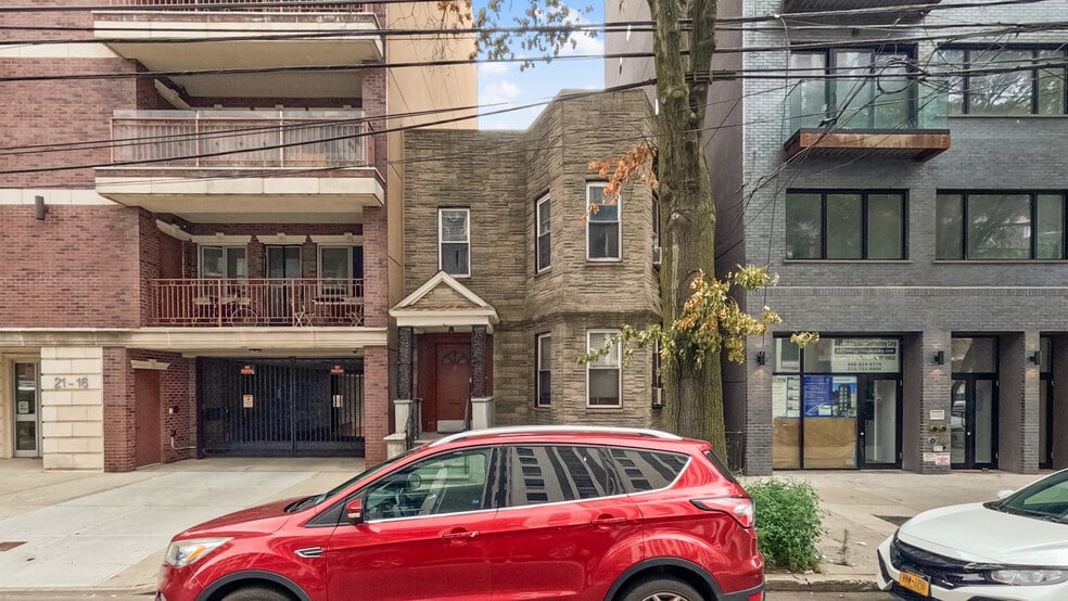 21-12 31st ave, Astoria, NY à vendre - Photo du bâtiment - Image 2 de 15