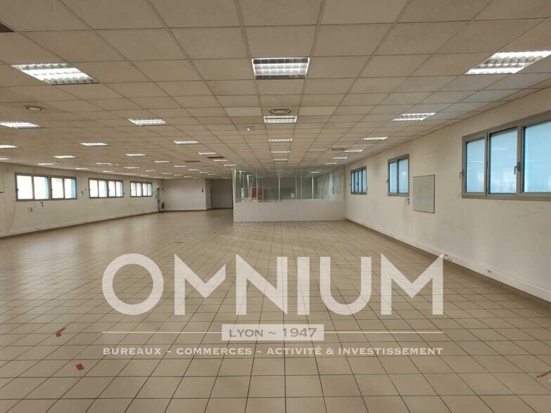 Flex in Chassieu for lease - Interior Photo - Image 2 of 12