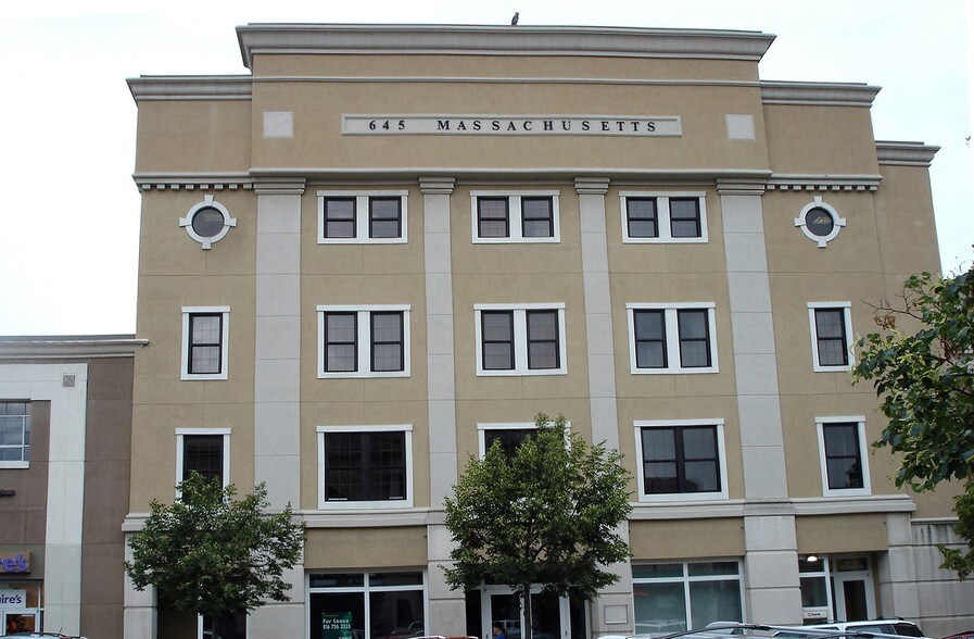 645 Massachusetts St, Lawrence, KS for lease - Primary Photo - Image 1 of 4