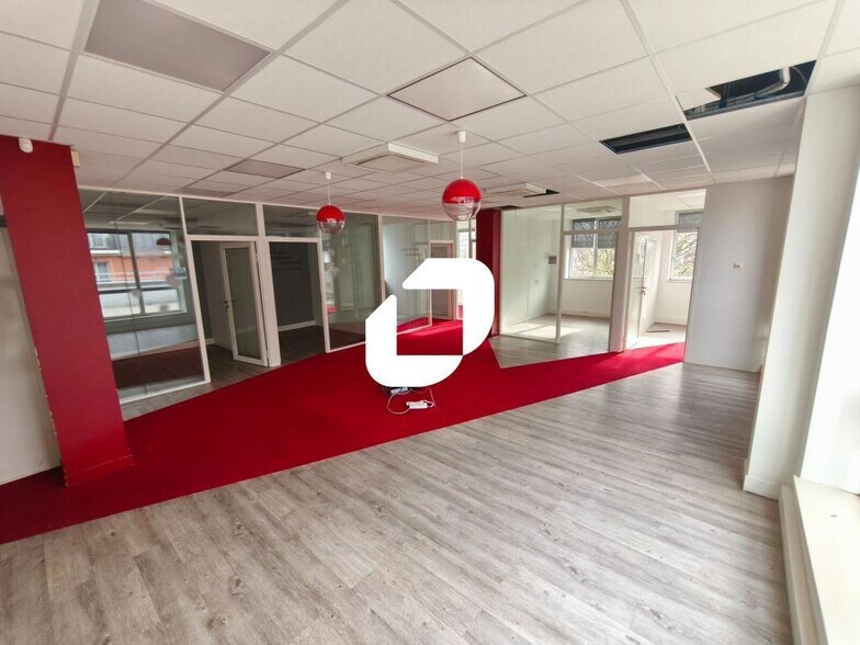 Office in Neuilly-Plaisance for lease - Interior Photo - Image 2 of 8