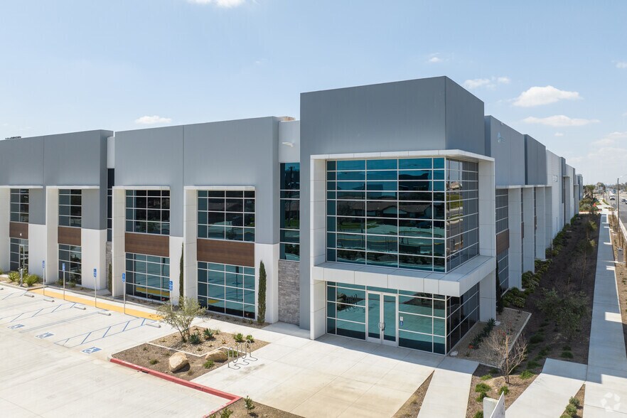 16255 Slover Ave, Fontana, CA à louer - Photo du bâtiment - Image 2 de 8