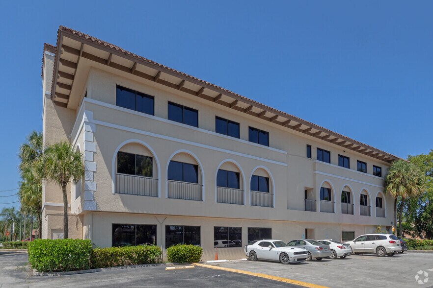 2300 W Sample Rd, Pompano Beach, FL à louer - Photo du bâtiment - Image 2 de 13