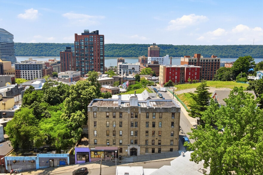 2 Overlook Ter, Yonkers, NY à vendre - Photo du bâtiment - Image 1 de 33
