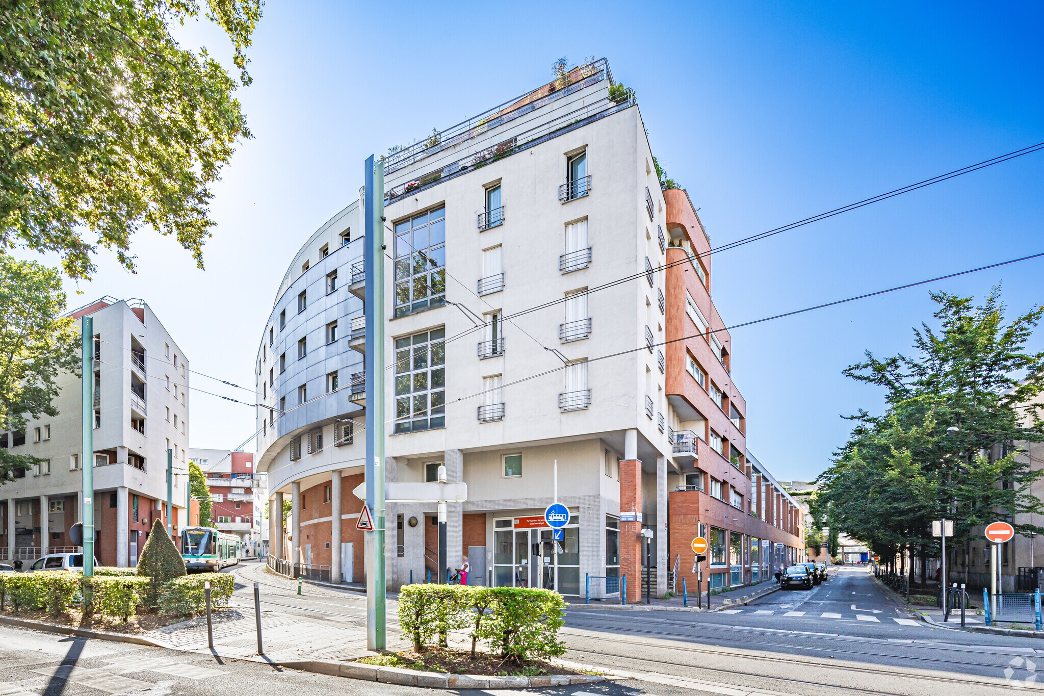 Multifamily in Saint-Denis for sale Primary Photo- Image 1 of 5