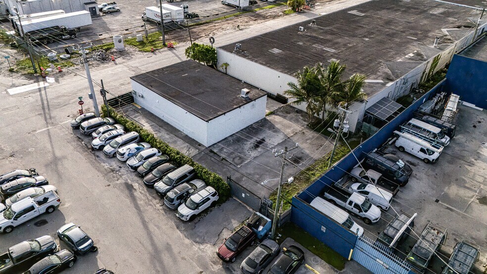 5201 NW 36th Ave, Hialeah, FL à louer - Photo du bâtiment - Image 2 de 8