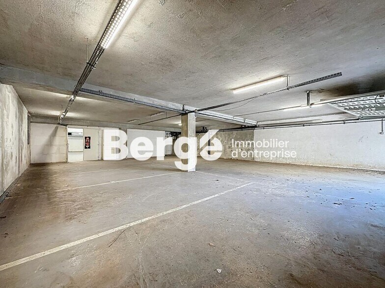 Industrial in Antibes for sale - Interior Photo - Image 2 of 7