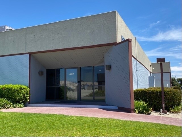 15602 Producer Ln, Huntington Beach, CA à louer Photo du bâtiment- Image 1 de 2