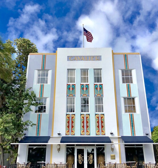 Cavalier & Henrosa Hotels portefeuille de 2 propriétés à vendre sur LoopNet.ca - Photo du bâtiment - Image 1 de 22