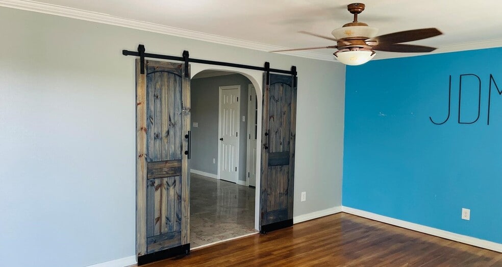 1925 Hickory Dr, Haltom City, TX for lease - Interior Photo - Image 2 of 7