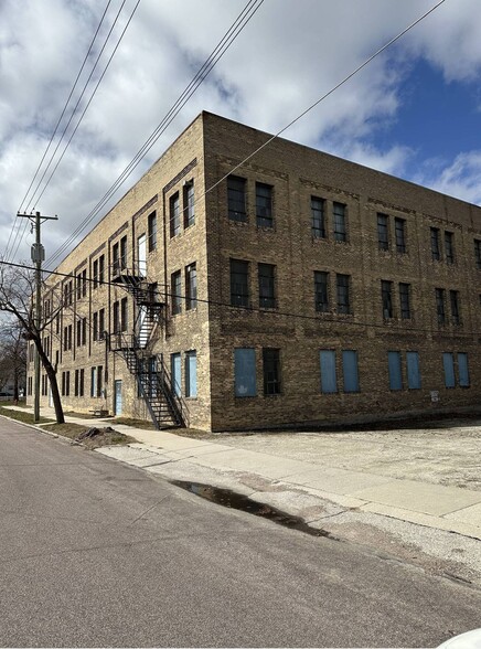 1133 S 16th St, Manitowoc, WI à vendre - Photo du bâtiment - Image 3 de 11