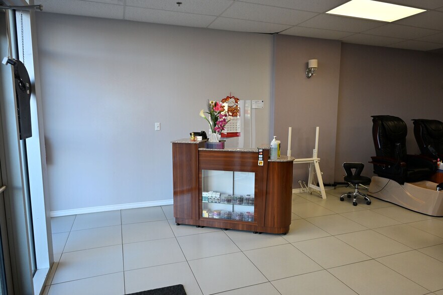 11769 Jasper Ave, Edmonton, AB à vendre - Photo du bâtiment - Image 3 de 5