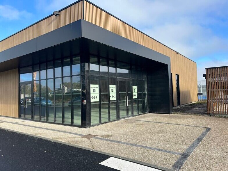 Flex in Sainte-Eulalie for lease - Building Photo - Image 1 of 5
