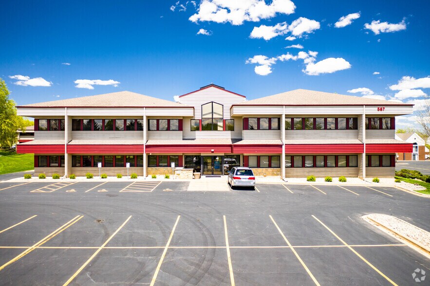 567 D'onofrio Dr, Madison, WI à vendre - Photo du bâtiment - Image 2 de 8