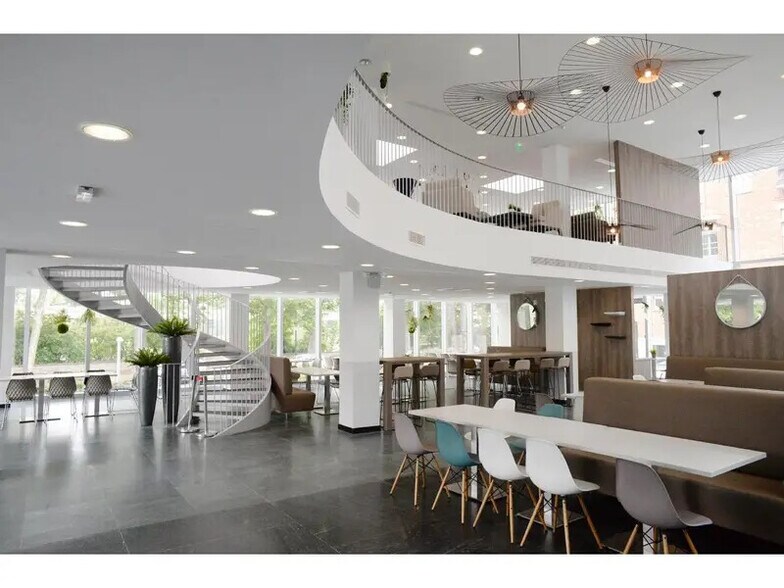 Office in Neuilly-sur-Seine for lease - Building Photo - Image 3 of 13