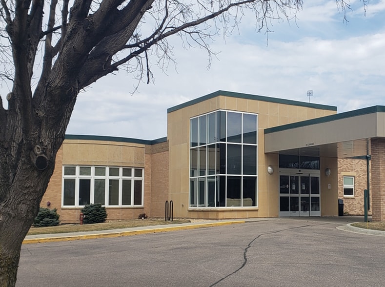 625 N Jackson Ave, Springfield, MN à louer - Photo du bâtiment - Image 1 de 21