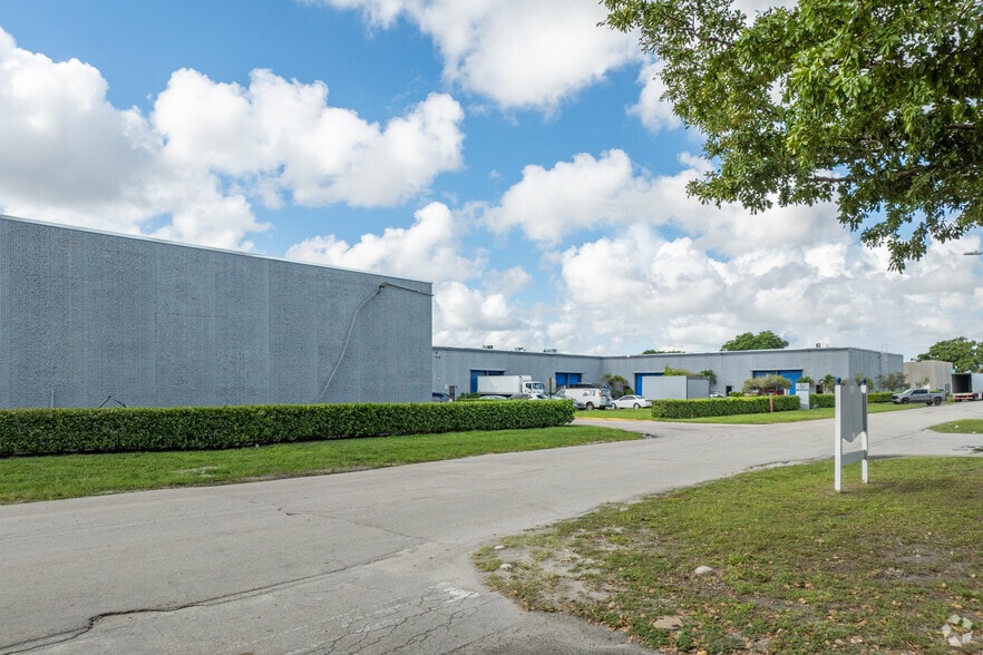 5500-5632 NW 161st St, Hialeah, FL à louer - Photo du bâtiment - Image 2 de 7