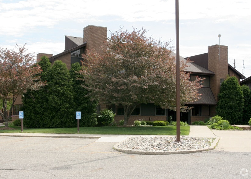4125 Okemos Rd, Okemos, MI à louer - Photo du bâtiment - Image 2 de 33