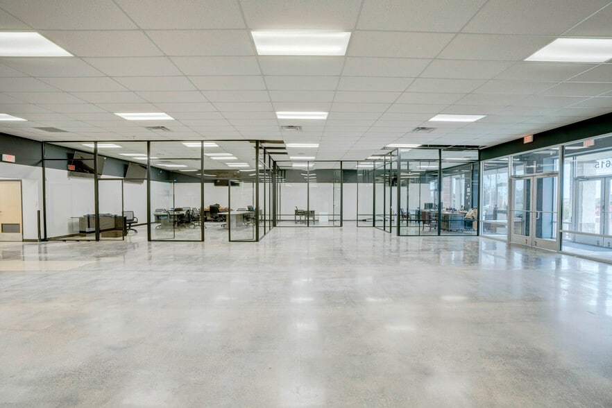 5615 Rufe Snow Dr, North Richland Hills, TX for sale - Interior Photo - Image 2 of 48