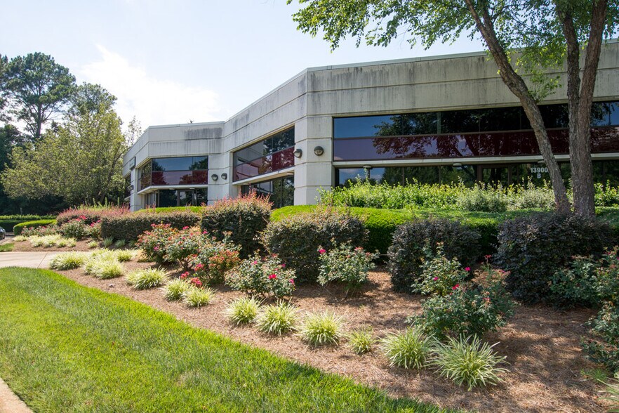 14201 S Lakes Dr, Charlotte, NC à louer - Photo du bâtiment - Image 2 de 23