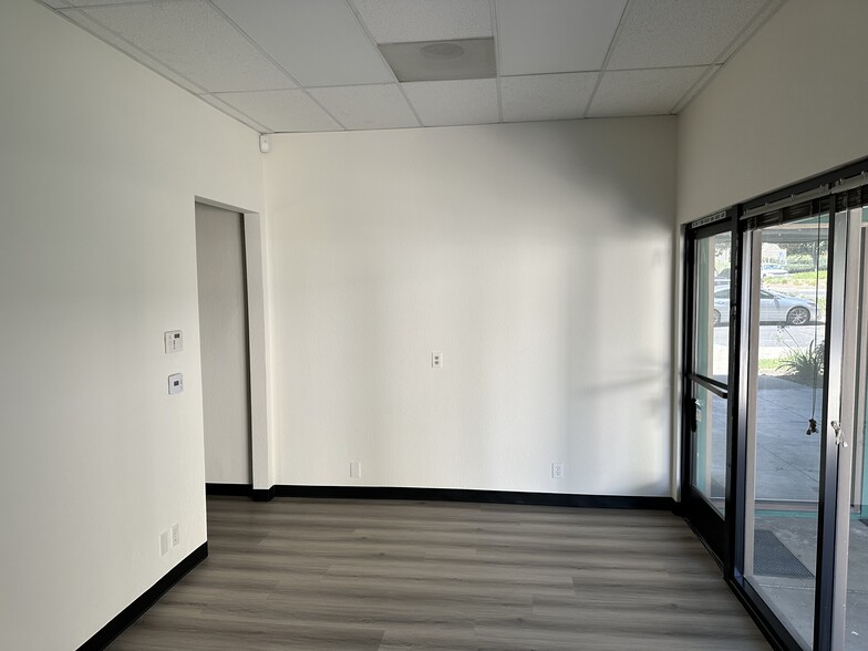 1420 N Claremont Blvd, Claremont, CA for lease - Interior Photo - Image 3 of 9