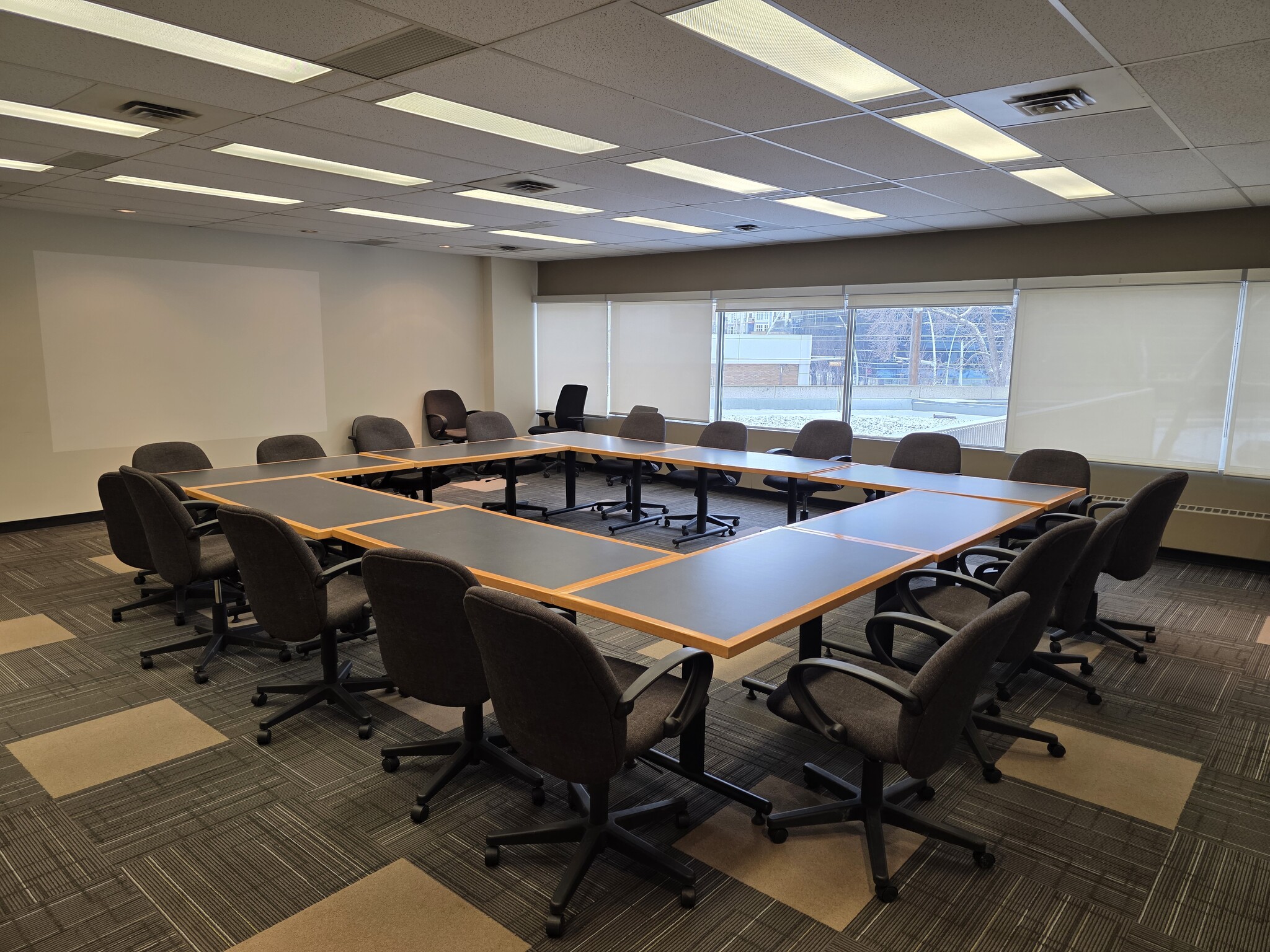 10050 112 St NW, Edmonton, AB à vendre Photo intérieure- Image 1 de 16