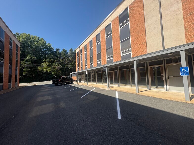 1932 Arlington Blvd, Charlottesville, VA à louer - Photo du bâtiment - Image 3 de 3