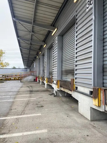 Flex in Mions for lease - Building Photo - Image 2 of 9