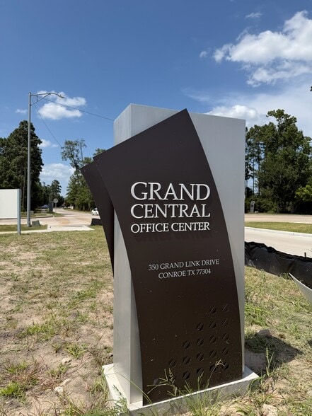 350 Grand Link Dr, Conroe, TX for lease - Building Photo - Image 2 of 28