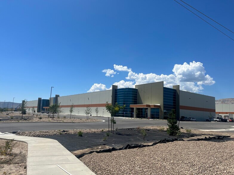 6308 W Crimson View Dr, South Jordan, UT à louer - Photo du bâtiment - Image 3 de 4