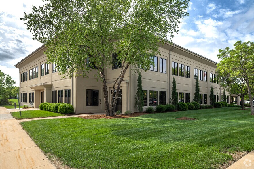 8621 E 21st St, Wichita, KS à vendre - Photo principale - Image 1 de 25