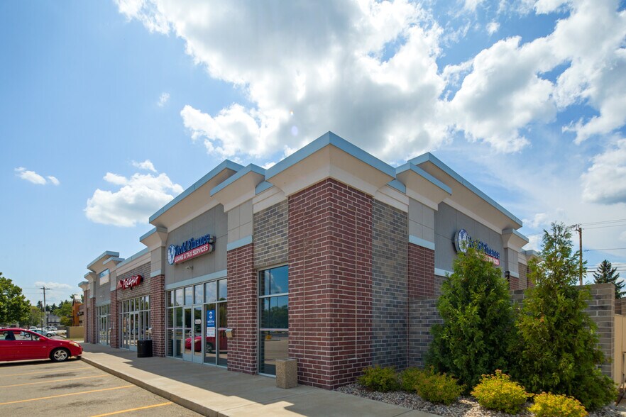 210-240 W Murdock Ave, Oshkosh, WI à louer - Photo du bâtiment - Image 2 de 3