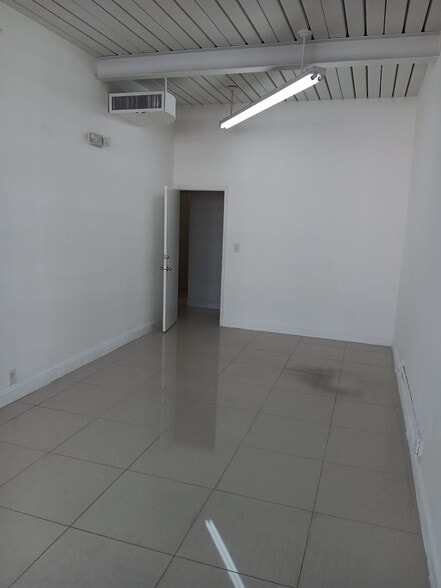 2400 E Oakland Park Blvd, Fort Lauderdale, FL for lease - Building Photo - Image 3 of 6