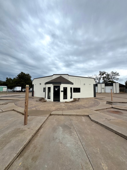 200 S Fretz Ave, Edmond, OK for lease - Building Photo - Image 2 of 9
