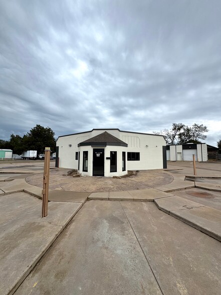 200 S Fretz Ave, Edmond, OK à louer - Photo du bâtiment - Image 2 de 9