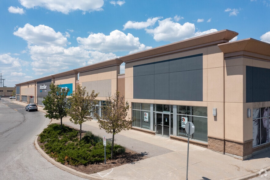 540-685 Laval Dr, Oshawa, ON à louer - Photo du bâtiment - Image 3 de 8