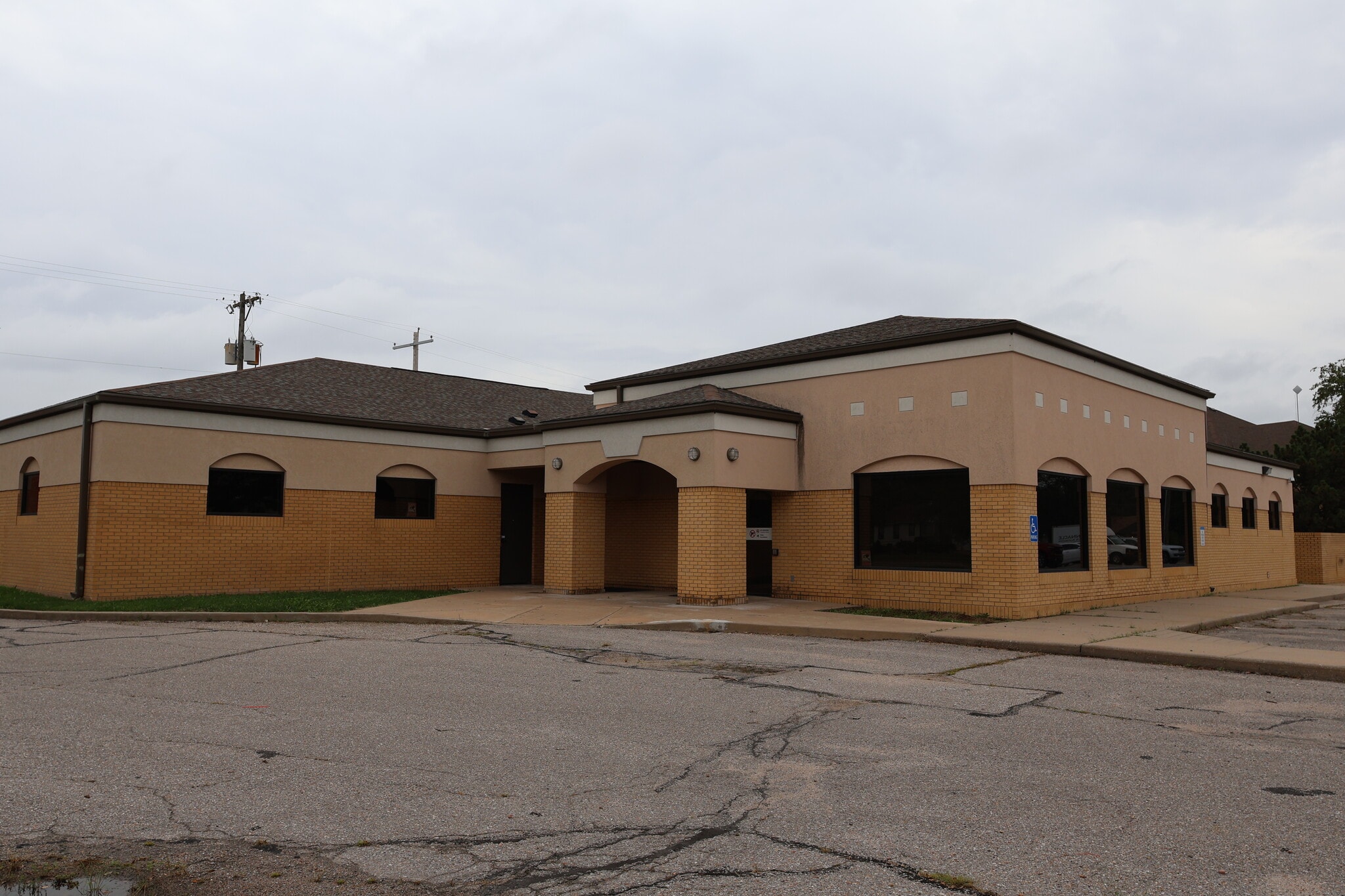 2535 E Lincoln St, Wichita, KS for sale Interior Photo- Image 1 of 18