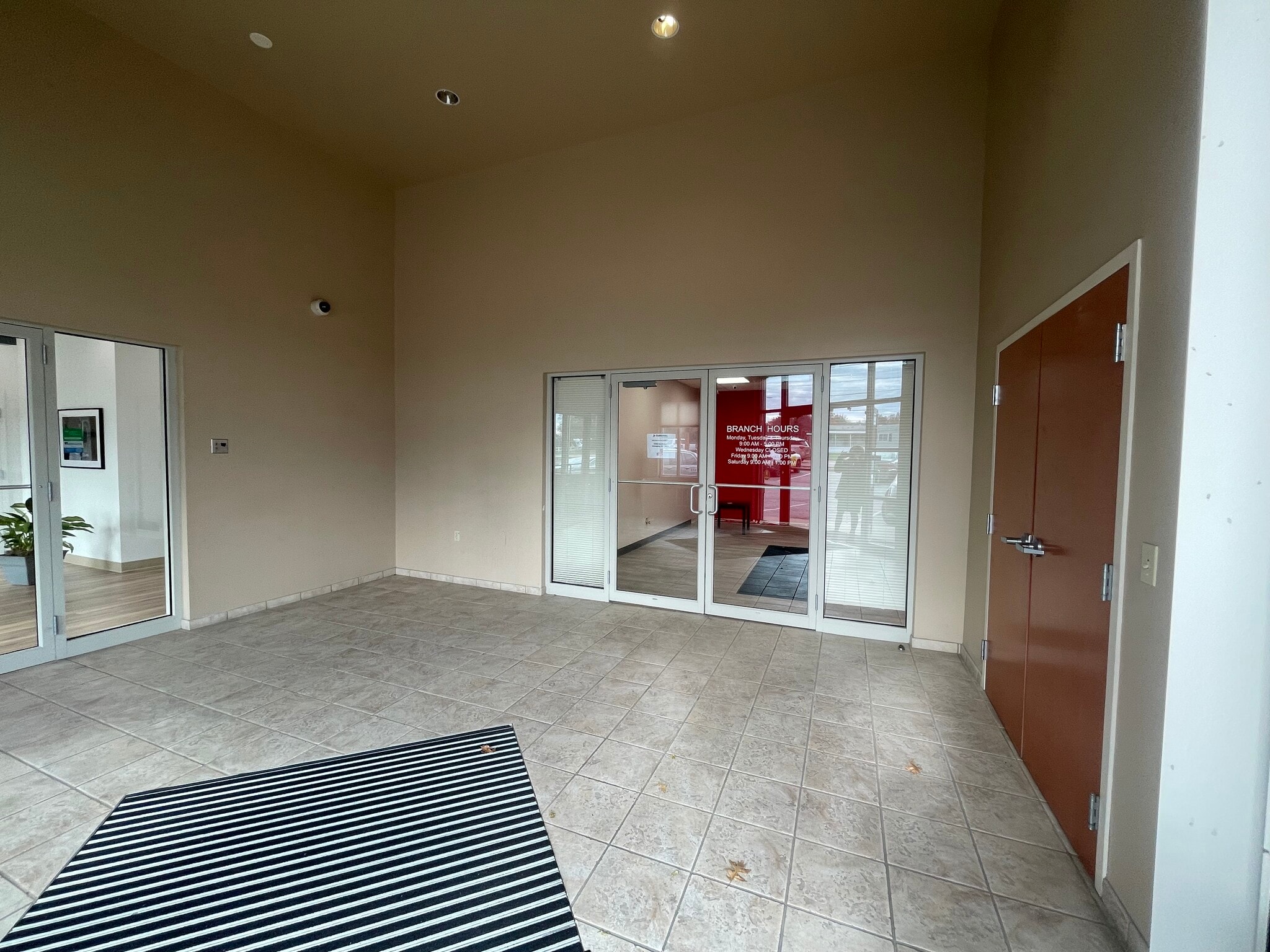 34465 Euclid Ave, Willoughby, OH for lease Interior Photo- Image 1 of 3