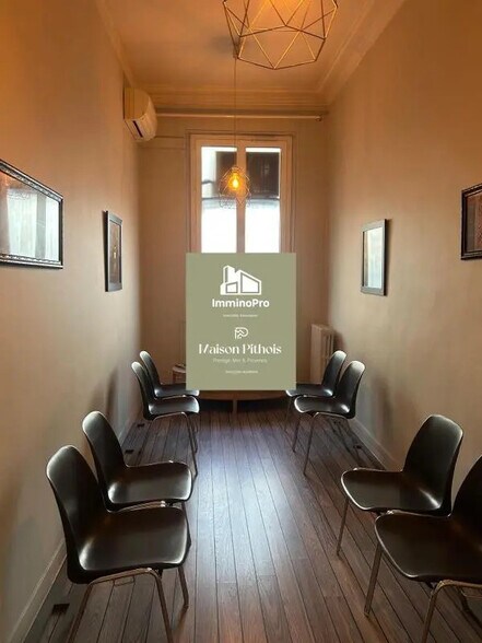 Retail in Marseille for lease - Interior Photo - Image 2 of 4