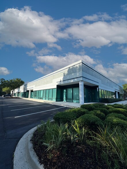 9143 Philips Hwy, Jacksonville, FL à louer - Photo du bâtiment - Image 2 de 21