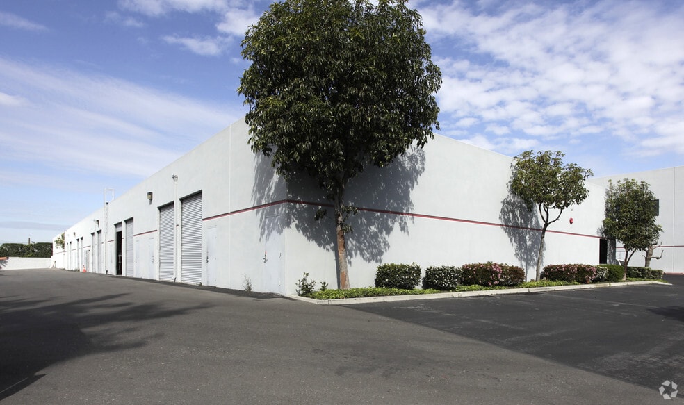 8210 Katella Ave, Stanton, CA à louer - Photo du bâtiment - Image 2 de 5