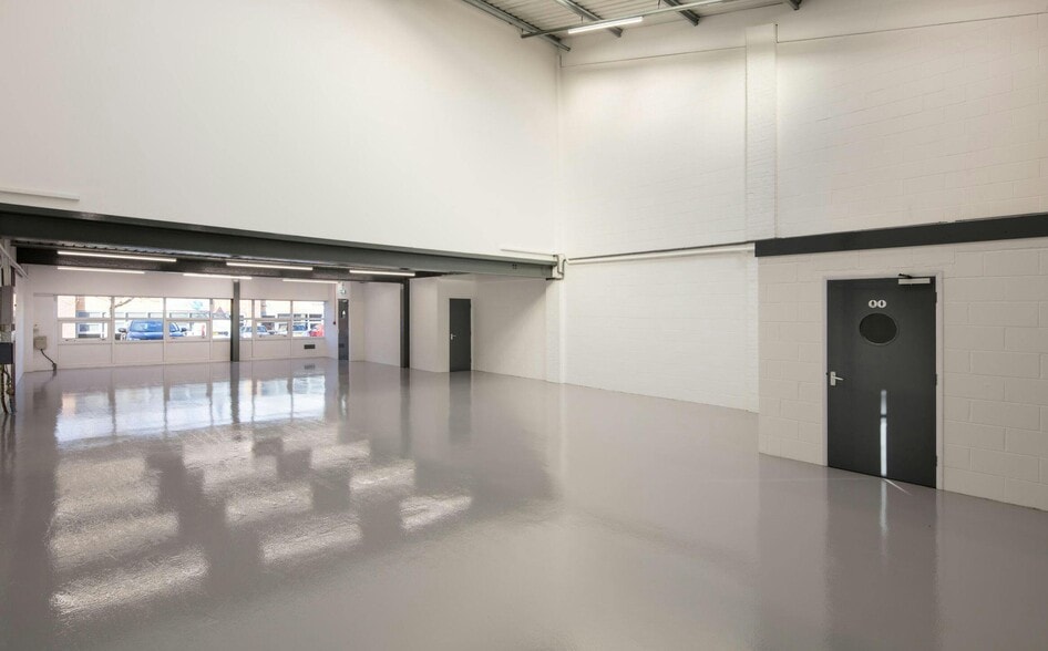 891-895 Plymouth Rd, Slough for lease - Interior Photo - Image 3 of 4