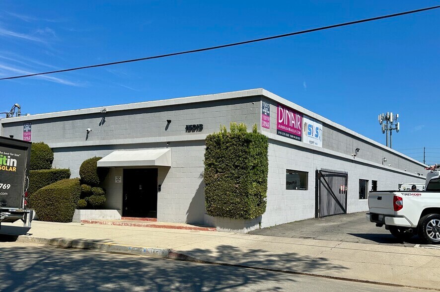 15013-15019 Califa St, Van Nuys, CA for lease - Building Photo - Image 2 of 7