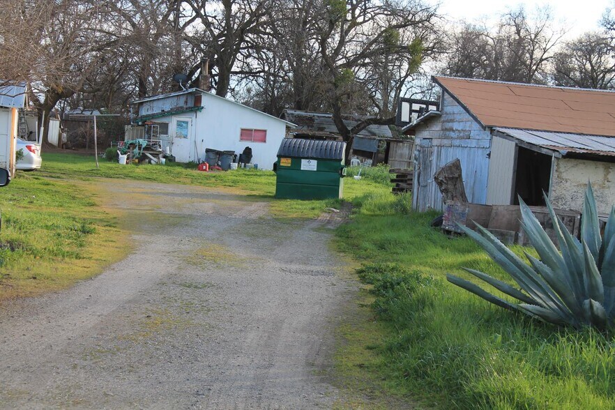 8165-8169 State Highway 99E, Los Molinos, CA à vendre - Photo du bâtiment - Image 2 de 15