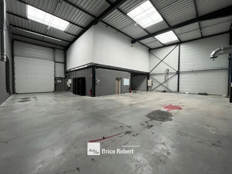 Flex in Chassieu for lease - Interior Photo - Image 2 of 6
