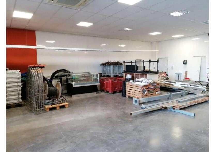 Retail in Lattes for lease - Interior Photo - Image 3 of 5