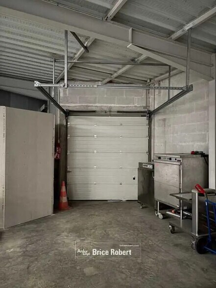 Flex in Corbas for lease - Interior Photo - Image 3 of 6